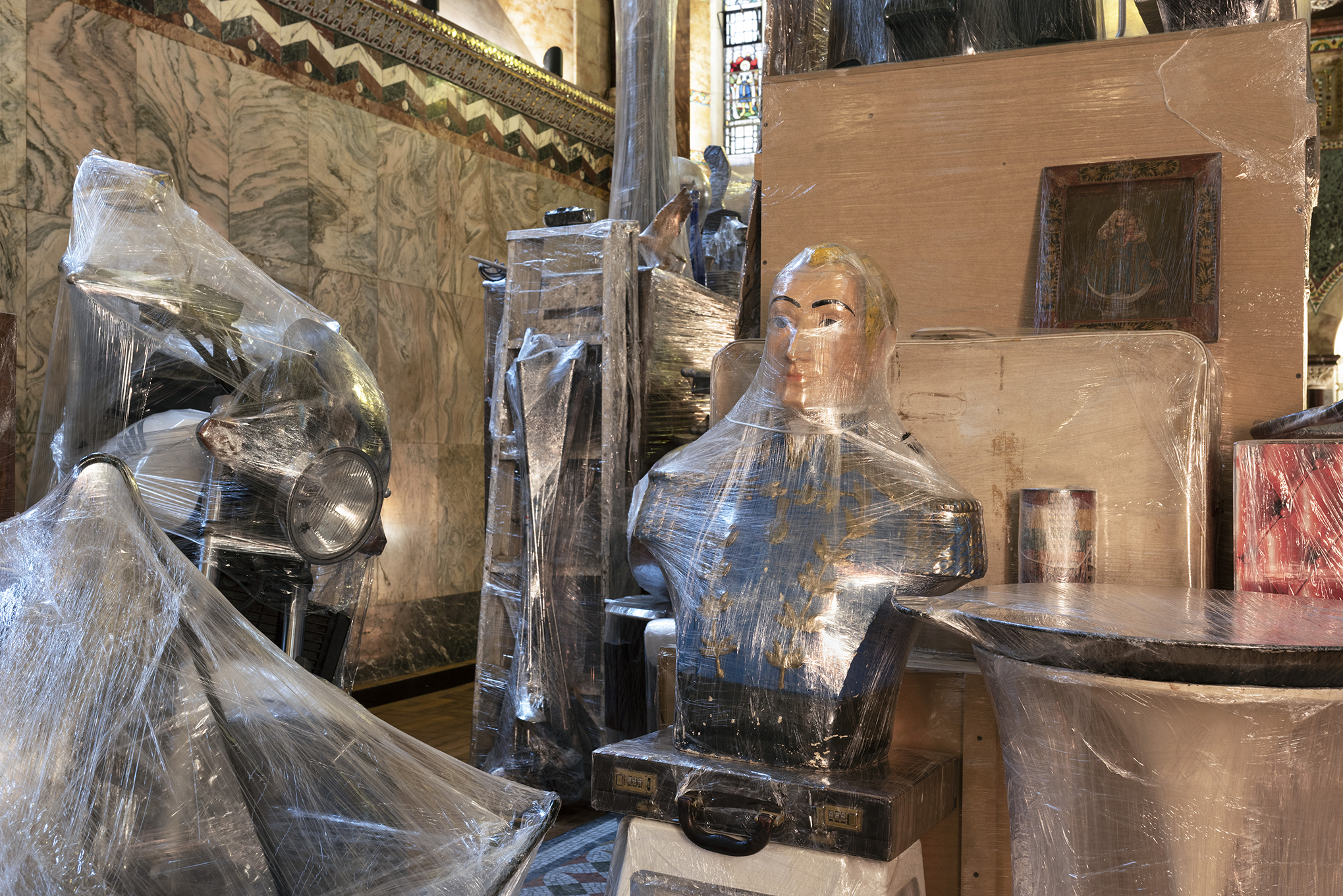 Crisálida, wrapped objects, painted bust detail