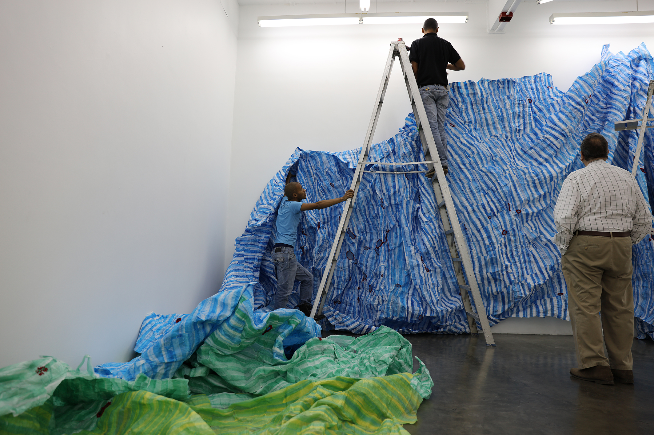 Háblame, blue striped plastic installation, Espacio Monitor, 2016